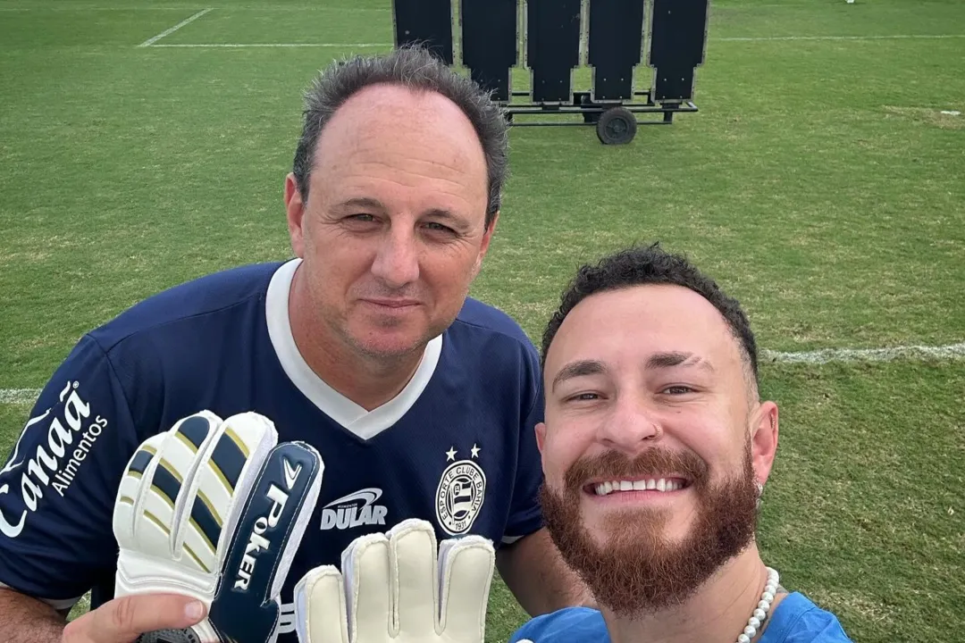 Fred posa com Rogério Ceni, técnico do Bahia