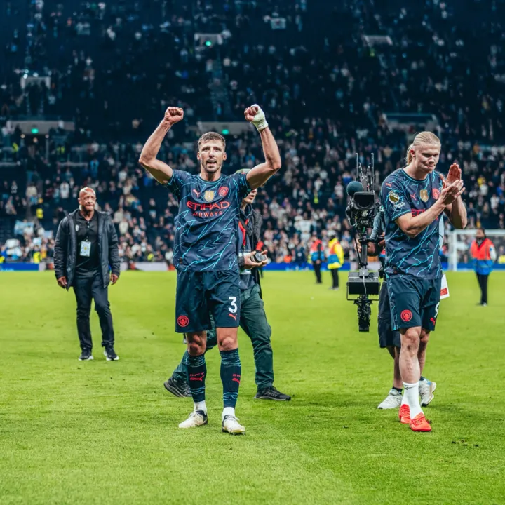 Jogadores o City celebram vitória fora de casa diante do Tottenham