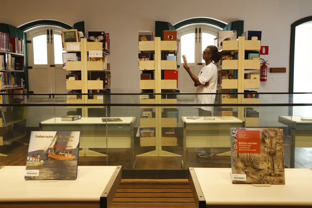 SALVADOR

DIA DO LEITOR: BIBLIOTECAS SÃO IMPORTANTES FERRAMENTAS PARA O INCENTIVO À LEITURA  

Cerca de 800 bibliotecas entre 2015 e 2020 deixaram de existir no país, de acordo com um dado preocupante do Sistema Nacional de Bibliotecas Públicas. 

Na foto: Alguhns leitores foram conhecer a nova biblioteca

Foto: Olga Leiria / AG. A TARDE

Data: 06/01/23