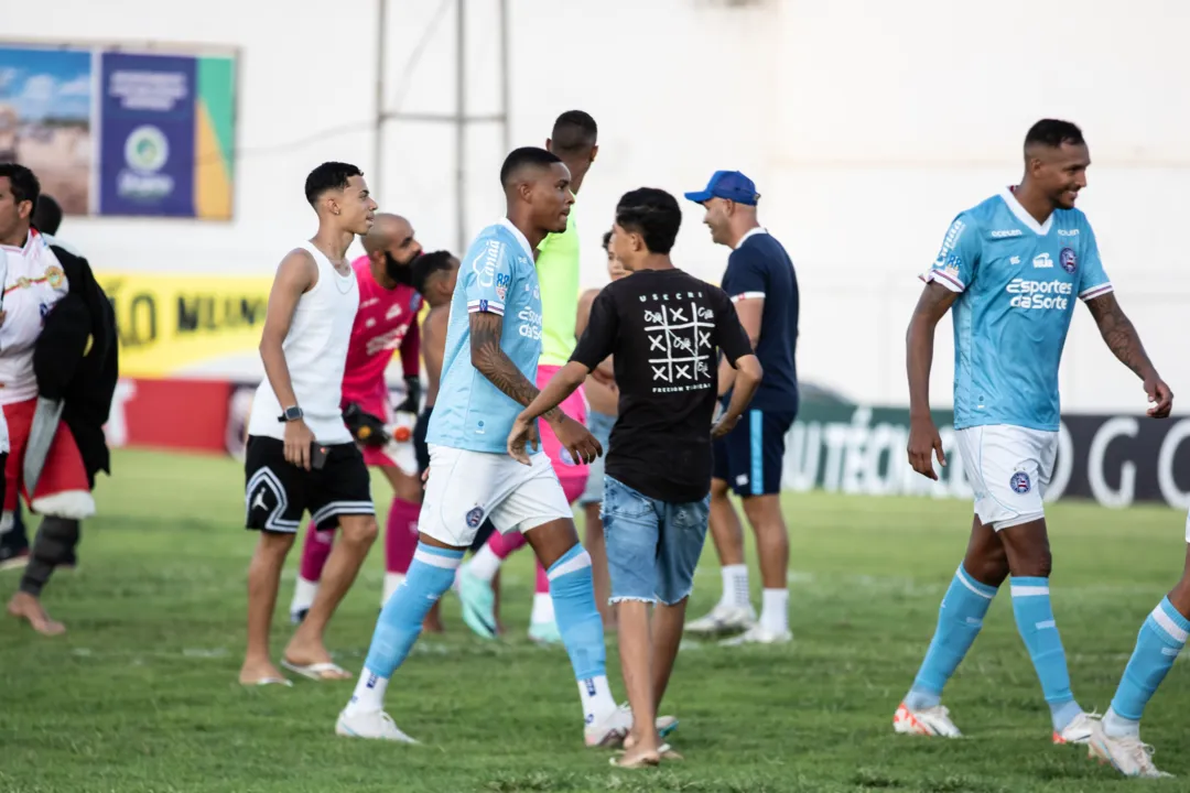 Invasão de torcedores após o fim da partida entre Juazeirense e Bahia, no Estádio Adauto Moraes