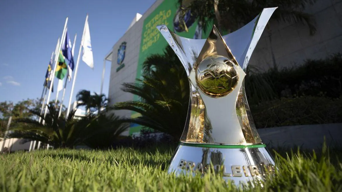 Taça do Brasileirão em frente à sede da Confederação Brasileira de Futebol (CBF)