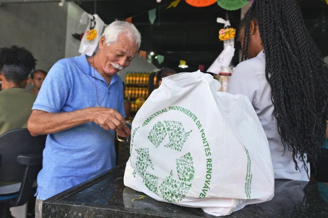 Imagem ilustrativa da imagem Cobrança de sacolas está proibida em Salvador; saiba detalhes