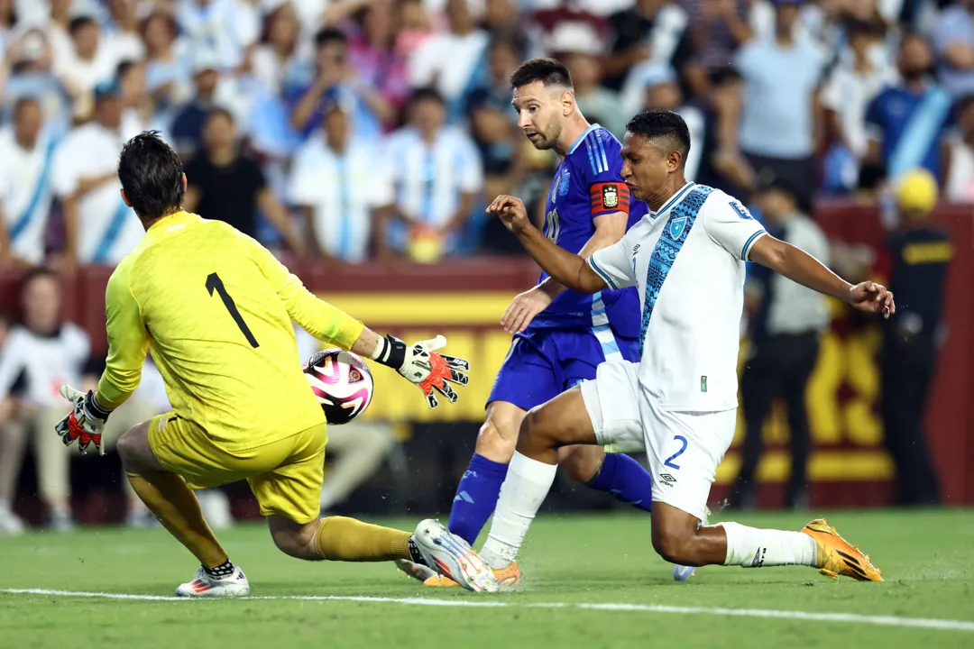 Lionel Messi marcou dois gols na vitória  por 4 a 1 sobre Guatemala