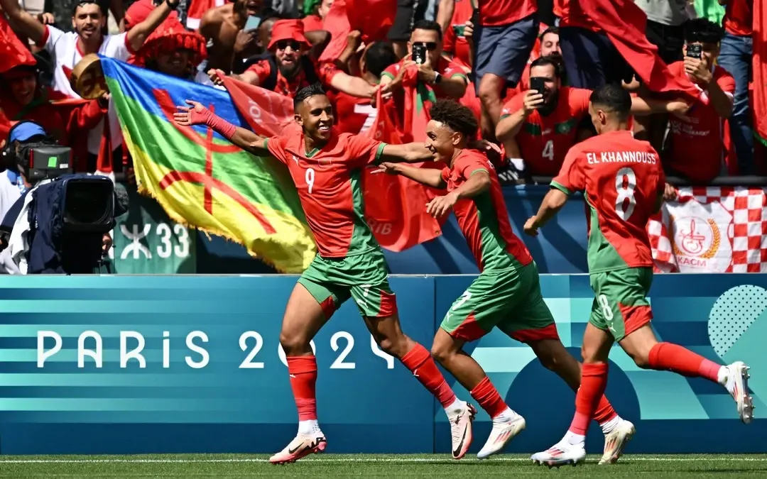 O artilheiro Rahimi celebra os gols da vitória de Marrocos sobre a Argentina