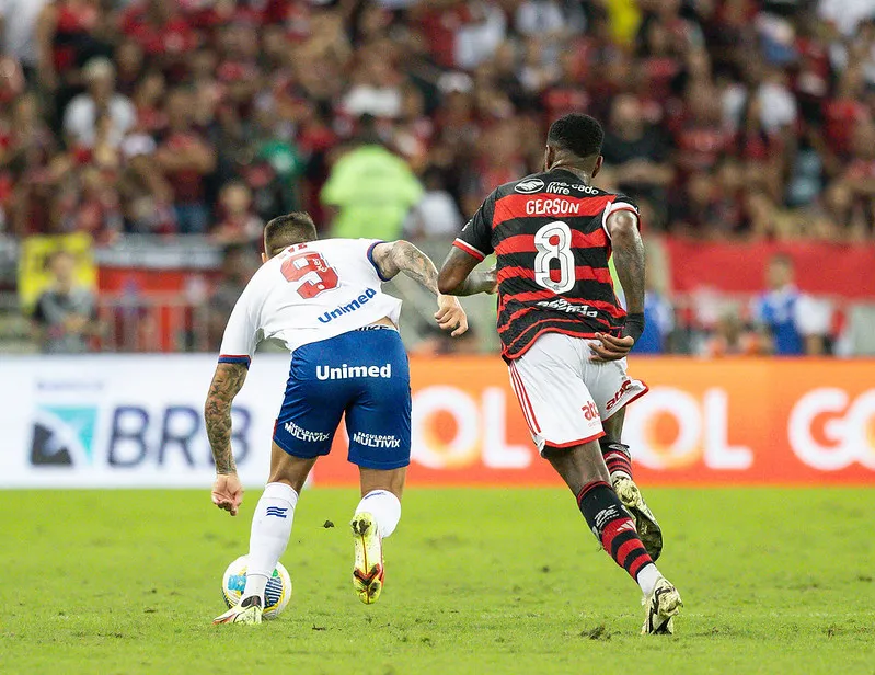 Everaldo e Gerson disputando a bola