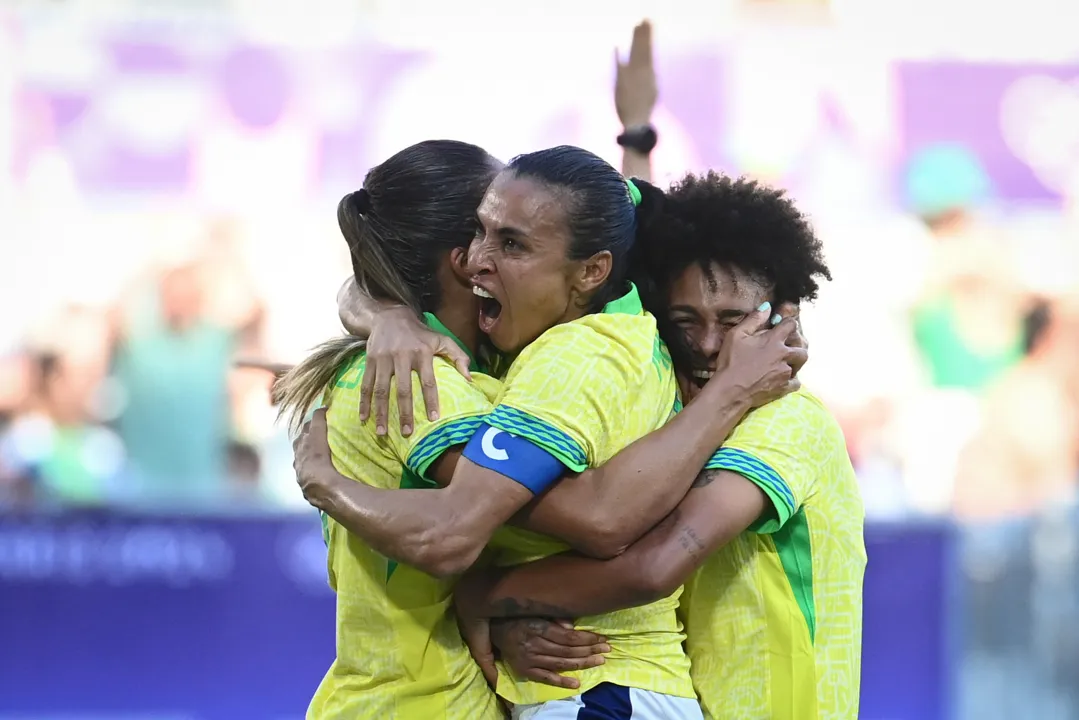 Jogadoras do Brasil comemorando gol