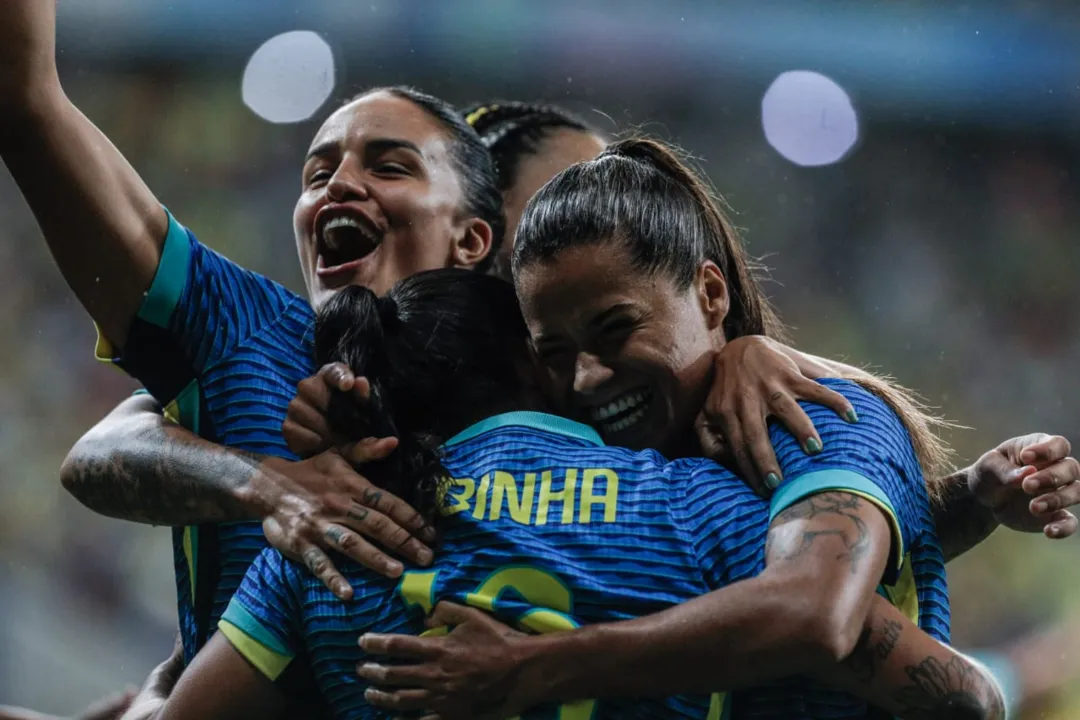 Jogadoras brasileiras celebram a goleada diante da Jamaica na Arena Fonte Nova