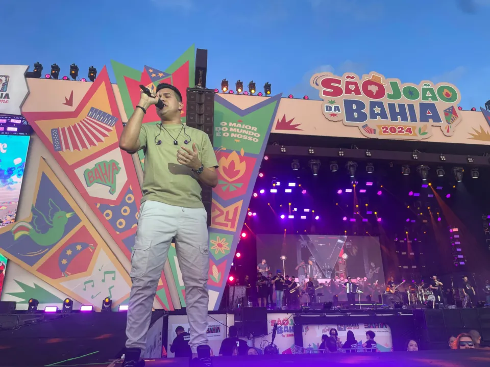 Imagem ilustrativa da imagem Com hits diversos, Vitor Fernandes contagia público no SJ no Parque