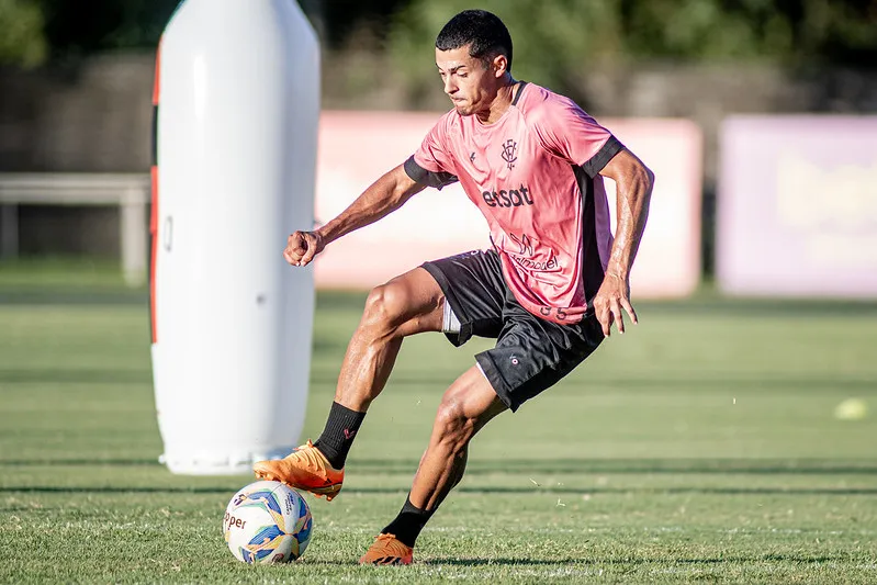 Com retornos e de olho na base, Vitória segue preparação