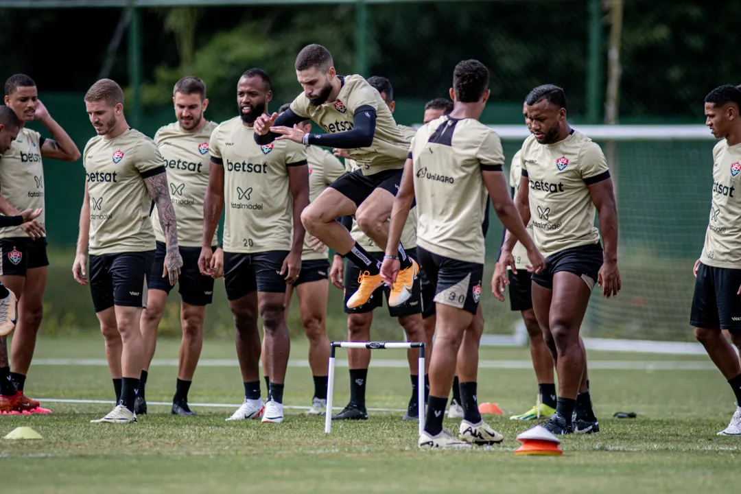 Elenco rubro-negro durante aticidade na Toca do Leão