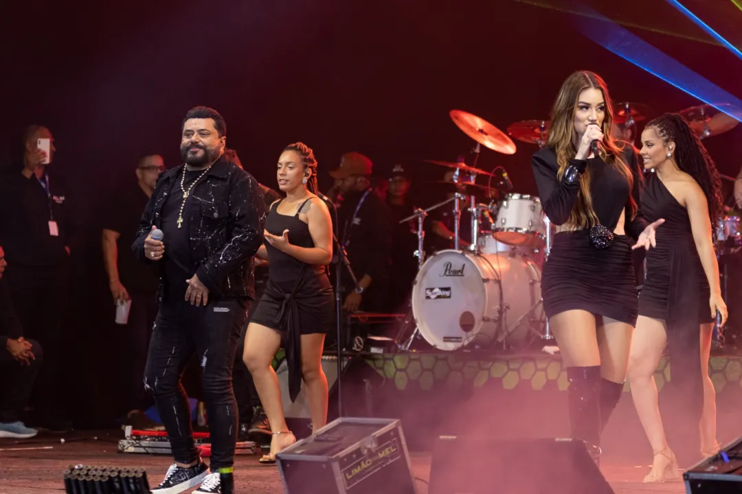 Banda Limão com Mel cantou sucessos e colocou o povo de serrinhense pra dançar