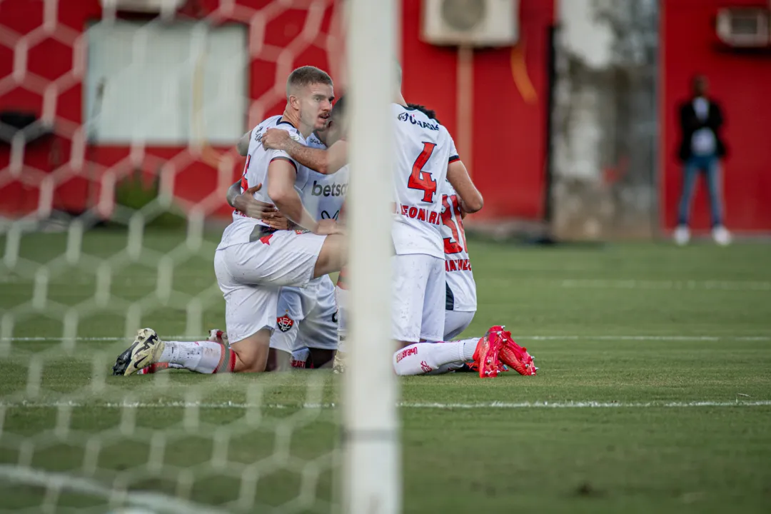 Jogadores comemoram gol marcado contra o Internacional