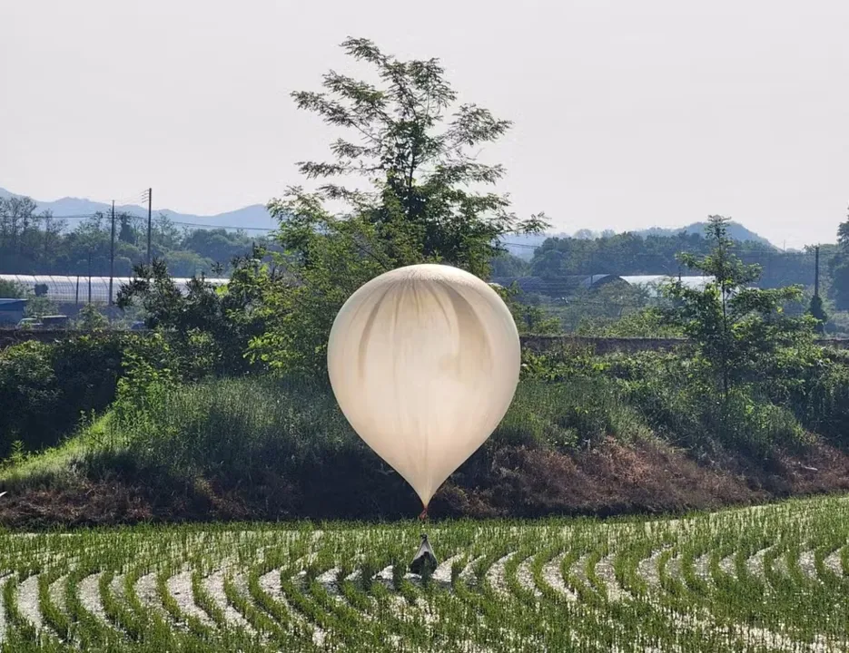 Imagem ilustrativa da imagem Coreia do Norte envia balões com lixo e fezes à Coreia do Sul