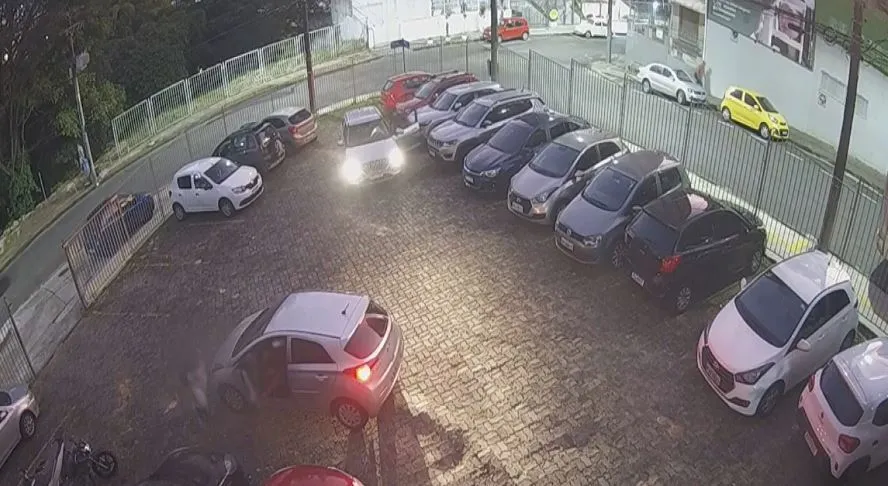 Câmeras de segurança do estacionamento registraram o momento do crime