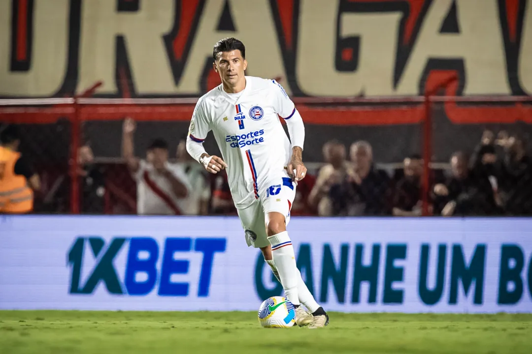 Victor Cuesta em campo contra o Atlético-GO