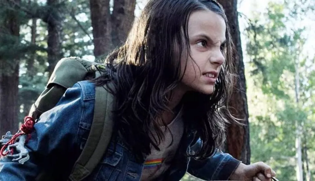 Dafne Keen em cena de "Logan"