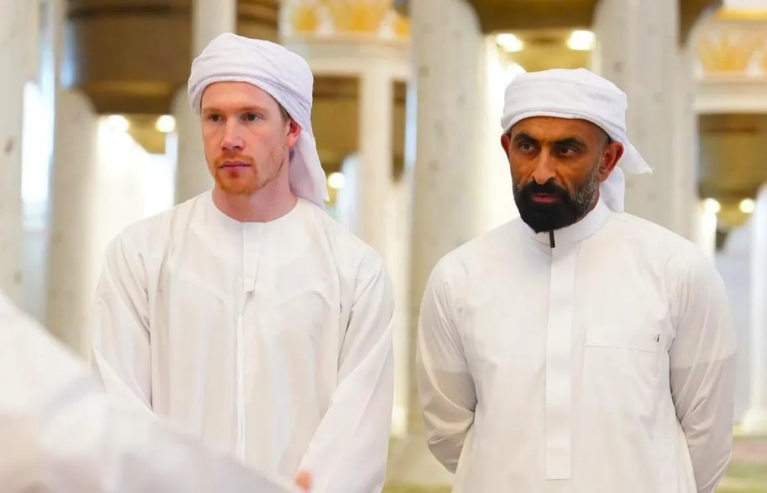 De Bruyne durante visita ao Sheikh Zayed Grand Mosque