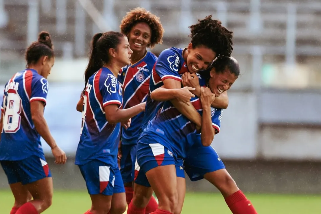 Mulheres de Aço comemoram gol sobre o Juventude