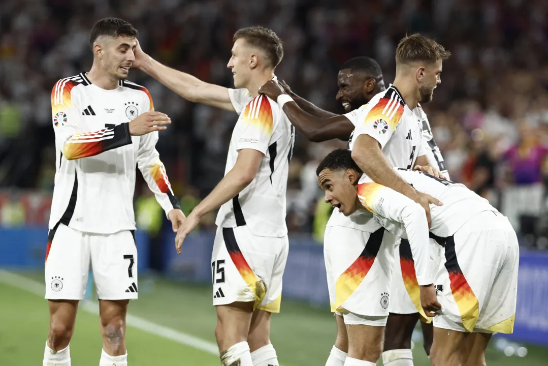 Jogadores da Alemanha comemorando gol