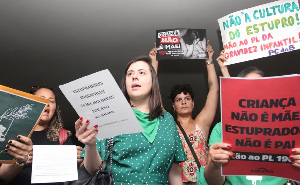 Ato "Criança não é mãe". Dep. Sâmia Bomfim (PSOL - SP)