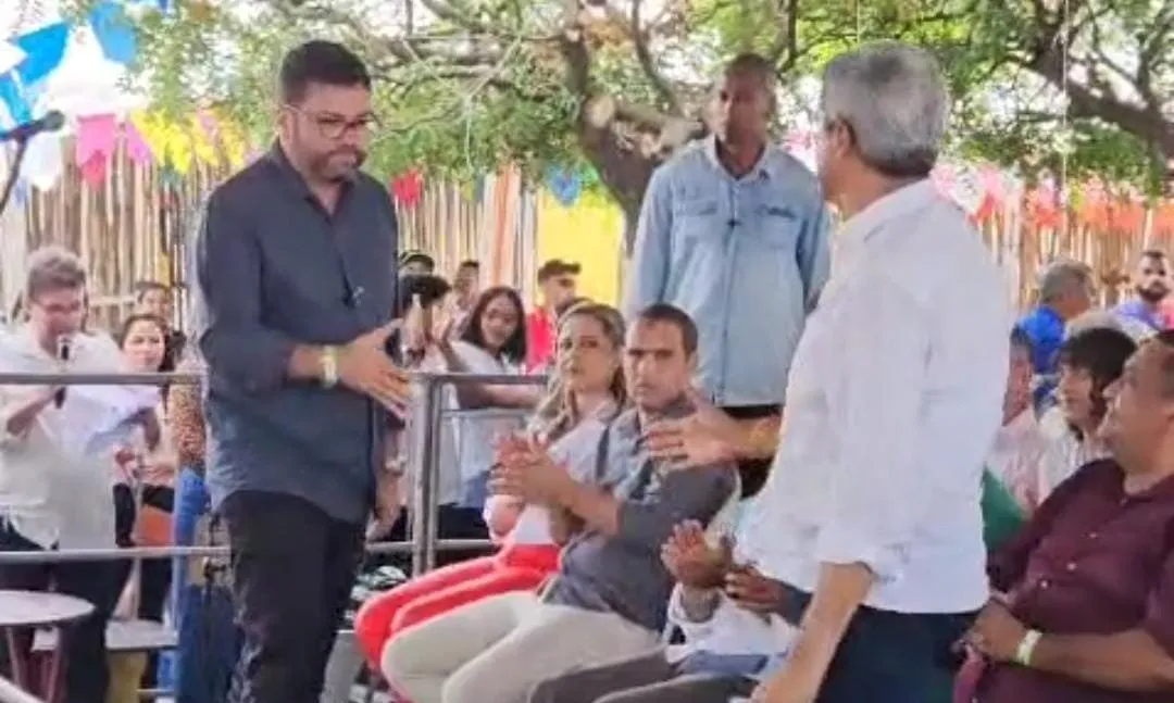 Marcinho cumprimenta Jerônimo durante evento em Abaré