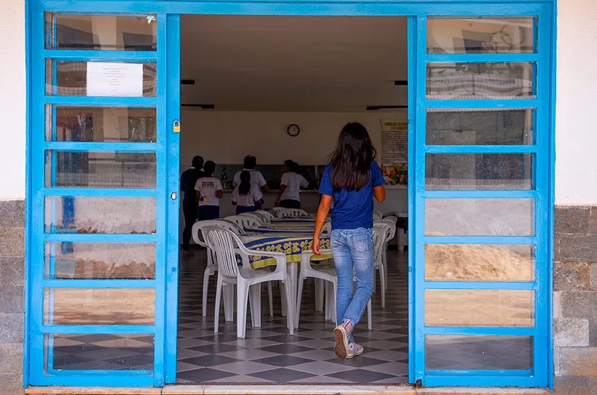 Parlamentar quer garantir oportunidades para jovens que perderam os pais muito cedo