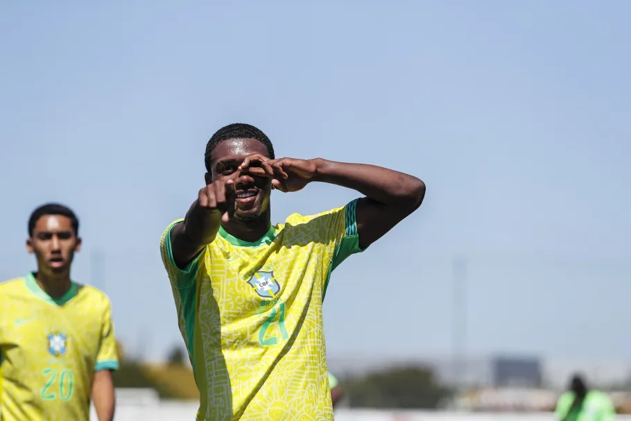 Roger Gabriel comemora gol pela Seleção Brasileira Sub-17