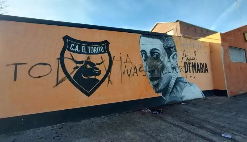Mural em homenagem à Di María é pichado na Argentina