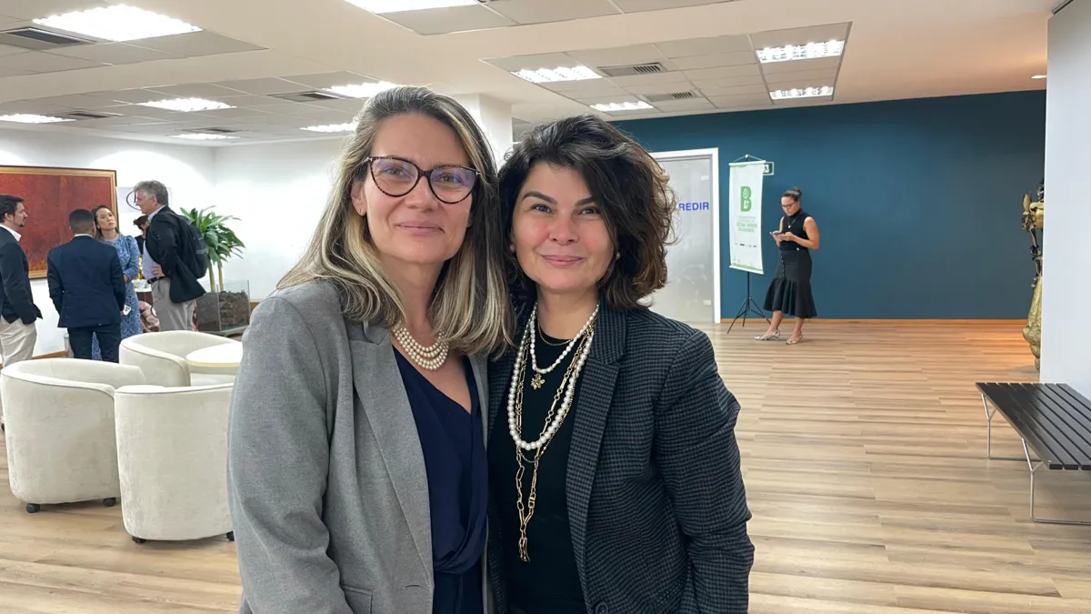 à esquerda: Carla Primavera, superintendente de transição energética e mudança climática do BNDES, e Luciana Costa à direita