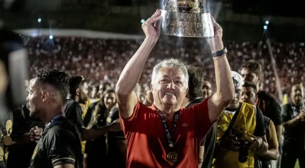 Djalma Abreu durante a entrega da taça da Série B 2023