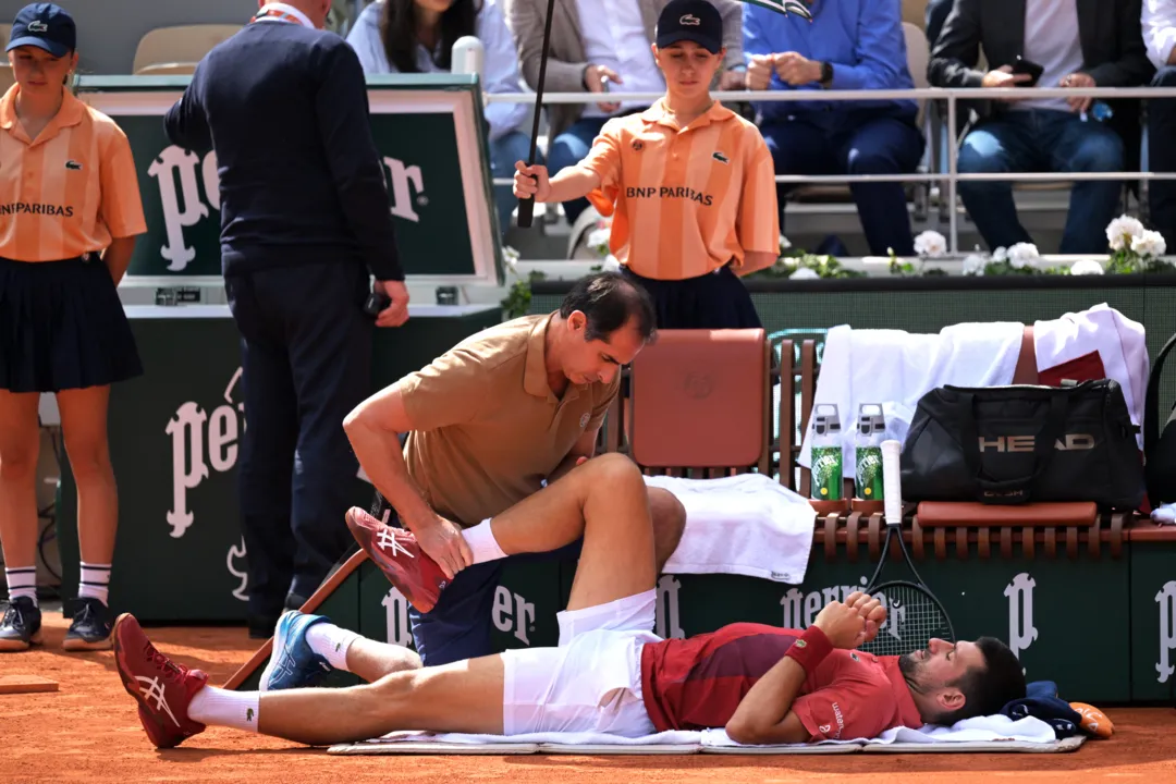 Djokovic se machucou ao escorregar na segunda-feira, 6, nas oitavas de final