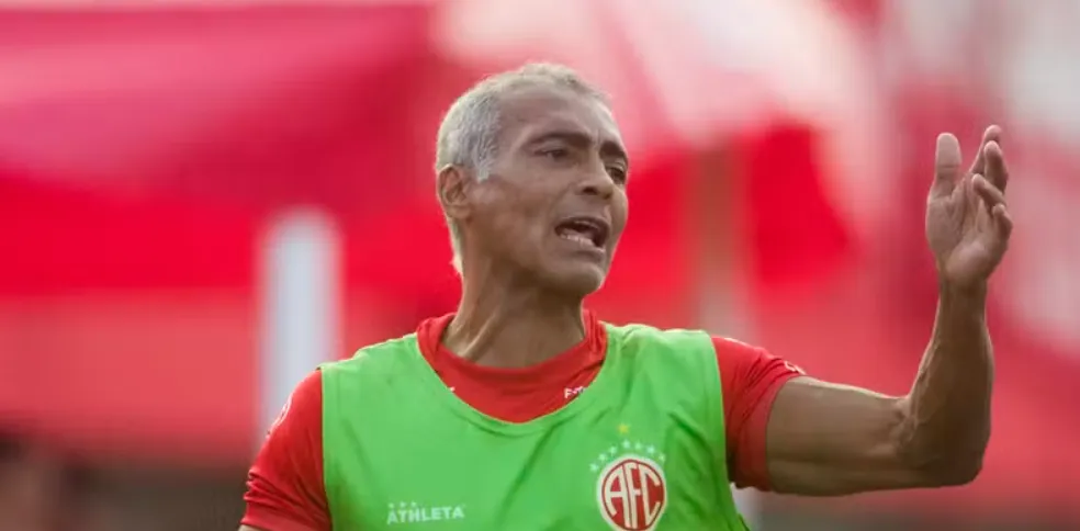 No banco durante os 90 minutos, Romário viu o América-RJ vencer na estreia da Série A2 do Carioca.