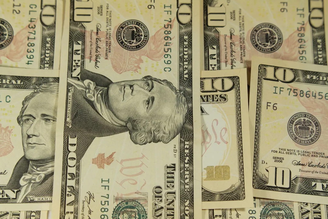 Imagem ilustrativa da imagem Dólar fecha a R$ 5,60 com apagão cibernético e eleições americanas
