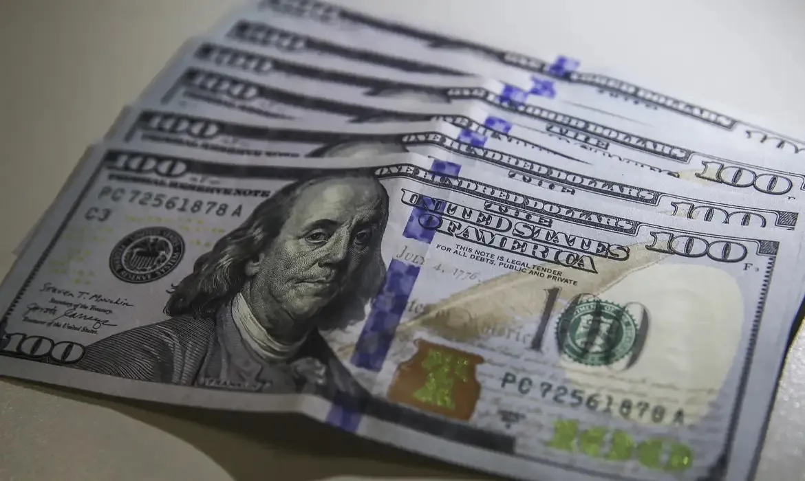 Imagem ilustrativa da imagem Dólar ultrapassa R$ 5,40 com juros nos EUA e após devolução de MP