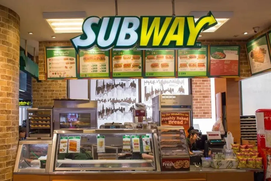 Nas fotos incluídas na queixa, os sanduíches do Subway aparecem com mais pão do que recheio.