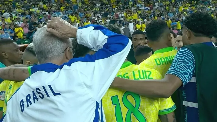 Imagem do treinador fora da roda de jogadores antes dos pênaltis gerou repercussão