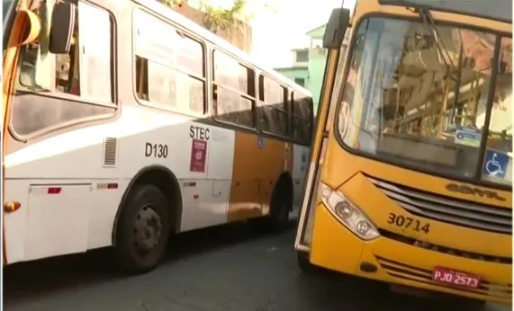 Acidente provoca longa fila de ônibus no local