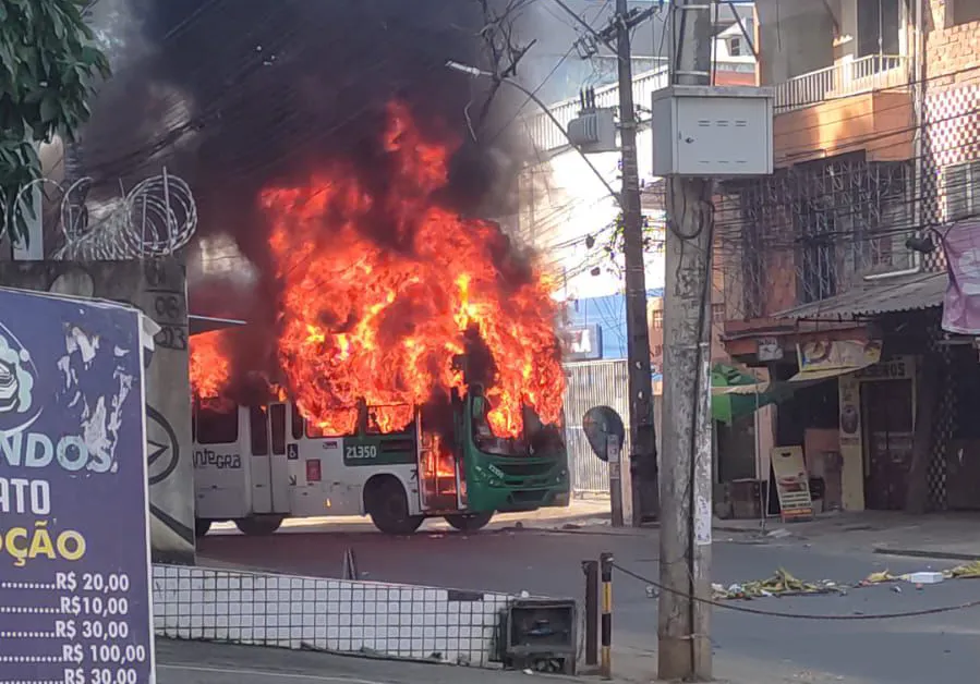 Imagem ilustrativa da imagem Dupla é presa suspeita de atear afogo em ônibus em Salvador