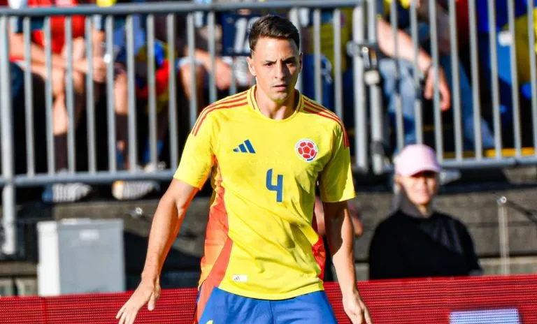 Santiago Arias em ação com a camisa da Colômbia na Copa América