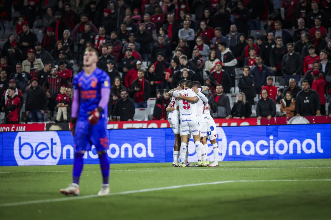 Jogadores comemorando gol contra o Atletico-PR