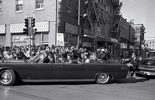 Kennedy ao lado da sua mulher, Jacqueline Kennedy, no carro em Dallas, pouco antes do assassinato