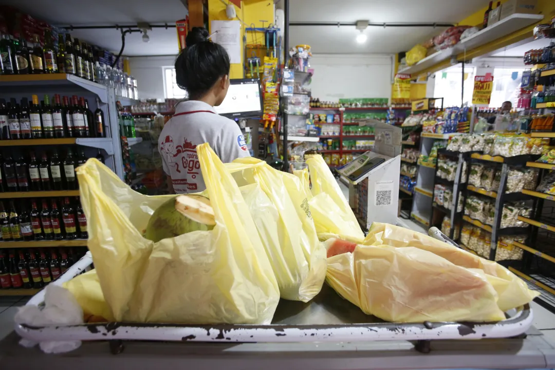 Em Salvador, entra em vigor no dia 14 de julho decreto exigindo que o comércio ofereça sacolas recicláveis