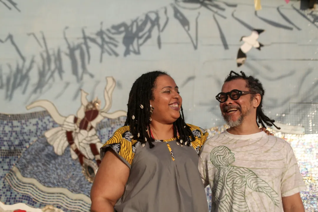 O casal de escritores negros baianos Mel e Marcus Guellwaar Adún