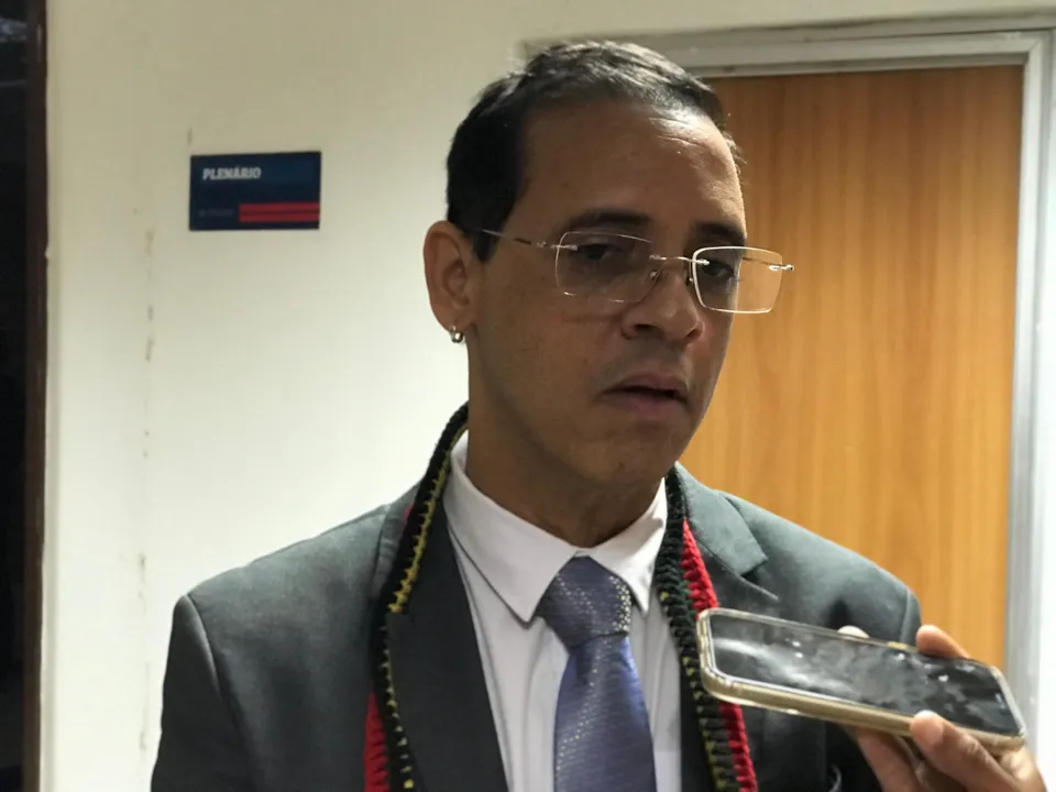 Deputado Hilton Coelho considera a adesão desses militante como "apoio caro"