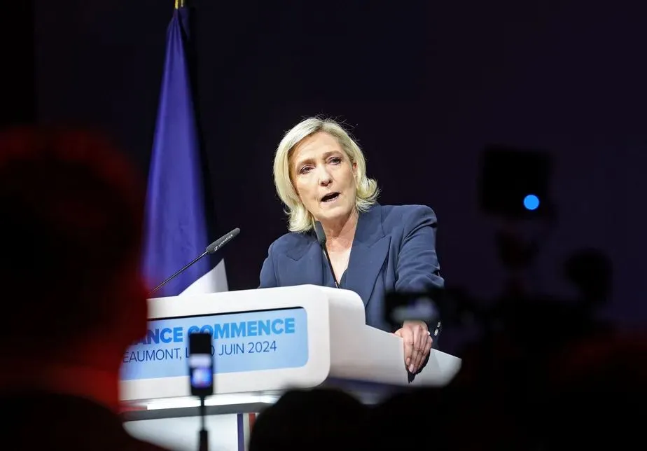 Extrema-direita vence primeiro turno na França