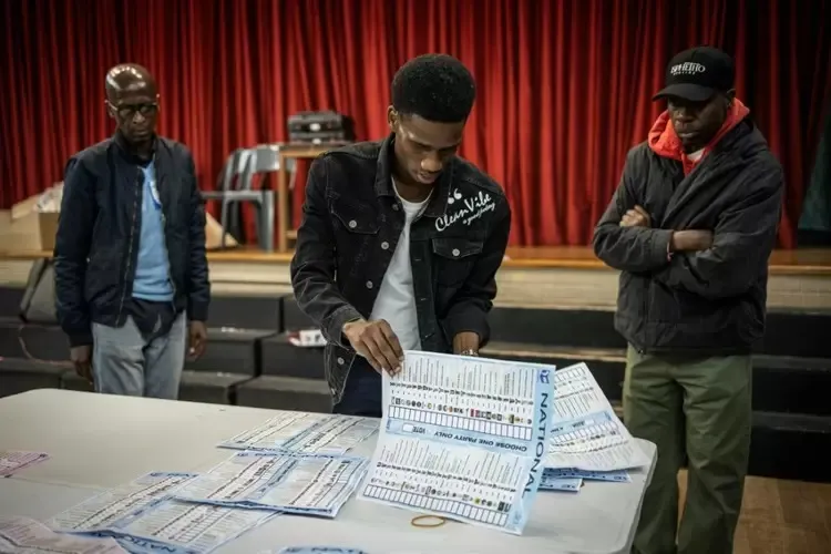 Comissão eleitoral conta os votos em uma assembleia de voto em Joanesburgo, em 29 de maio de 2024, durante as eleições gerais sul-africanas