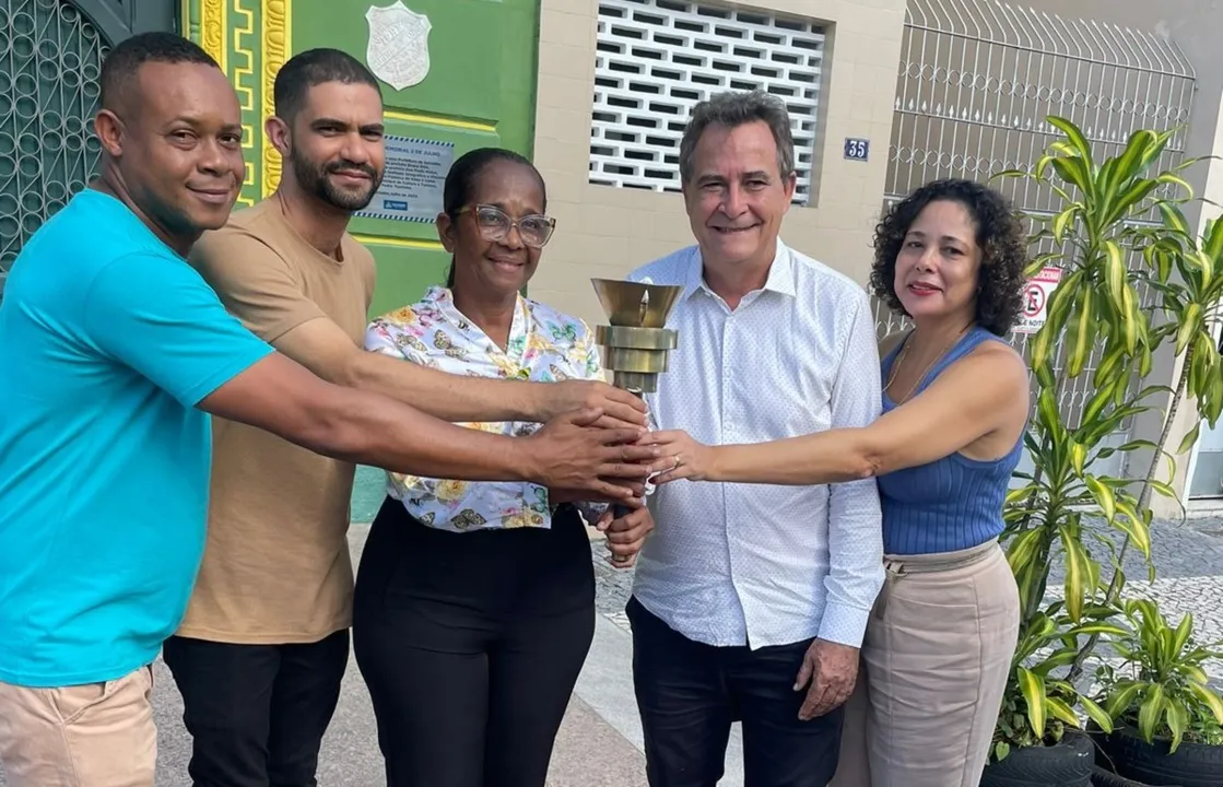 Eliana Gonzaga e equipe da prefeitura de Cachoeira durante cerimônia na Lapinha, em Salvador