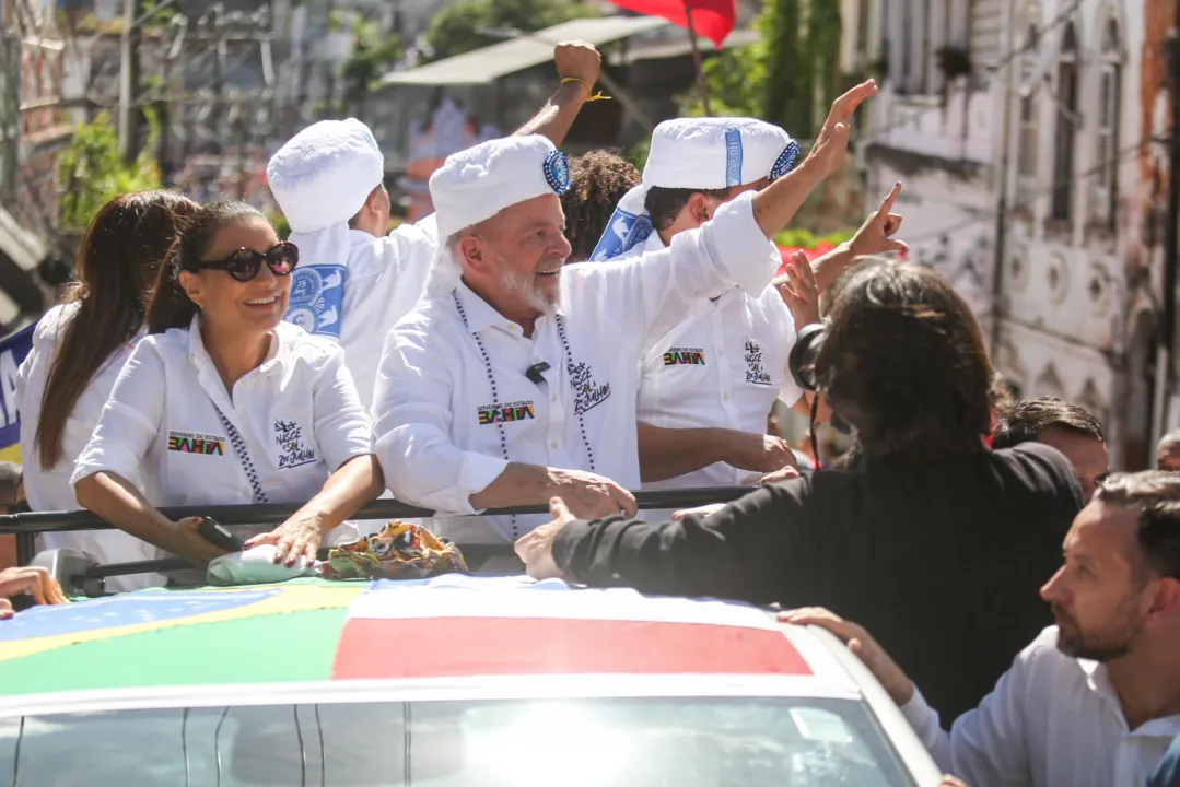 Ao lado do líder petista, o governador Jerônimo Rodrigues (PT) se fez presente e carregou consigo uma multidão de aliados
