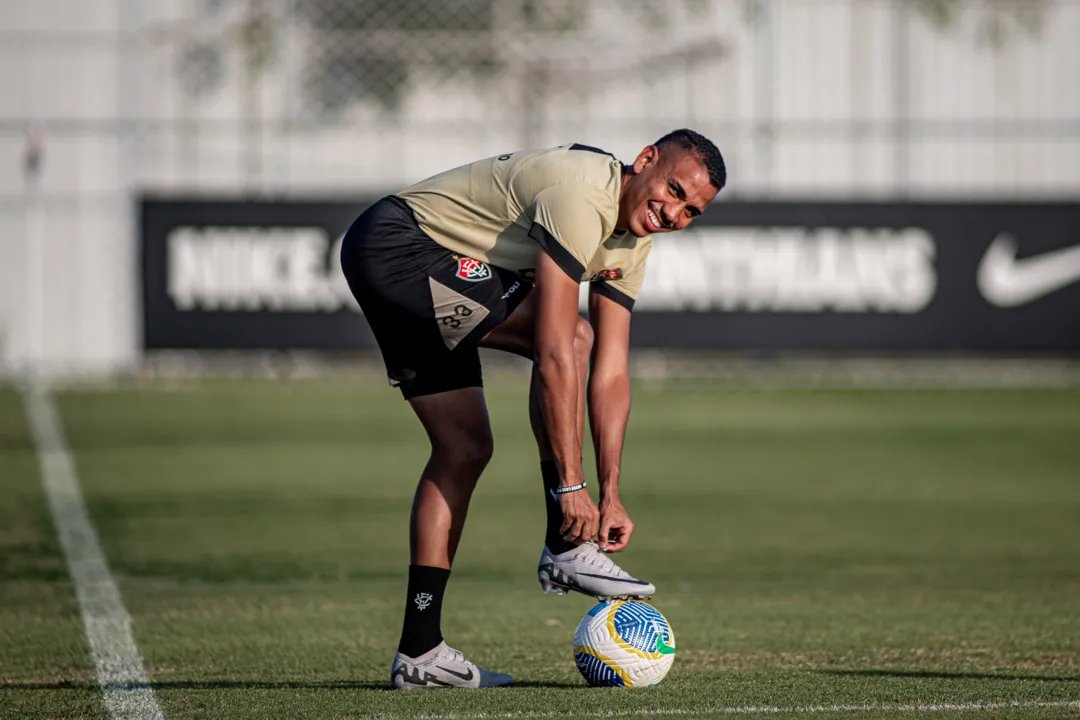 Zé Hugo em treino do Vitória no CT do Corinthians