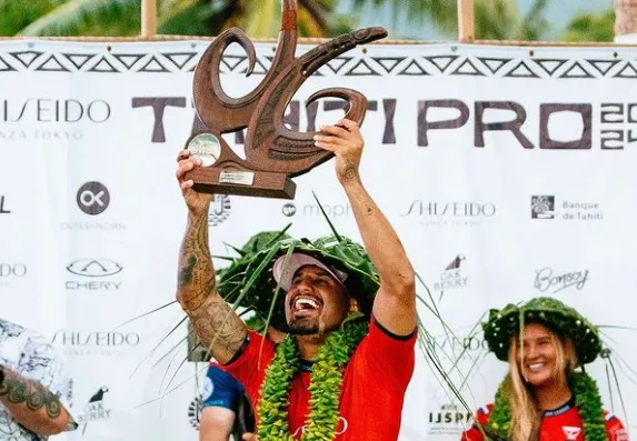 Italo Ferreira comemora título de campeão da etapa de Teahupoo, no Taiti